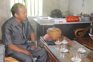 Sử dụng bằng giả để làm chủ tịch xã rồi “ăn” tiền người nghèo