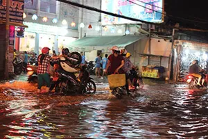 Đường phố Sài Gòn chìm trong 'biển nước' sau cơn mưa lớn