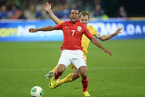 Theo Walcott được gọi vào tuyển Anh sau gần 1 năm