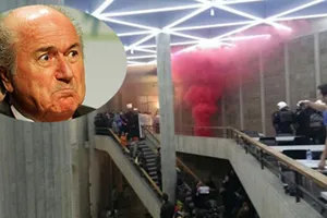 Cảnh sát ném bom khói giải cứu Sepp Blatter