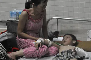 Chuyển viện cho bé trai 6 tuổi bị cha dượng bạo hành