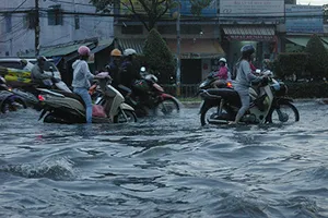 Mưa lớn cuối mùa đường TP.HCM lại thành sông