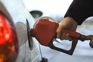Giá xăng giảm kỷ lục 2.050 đồng/lít từ 15 giờ hôm nay