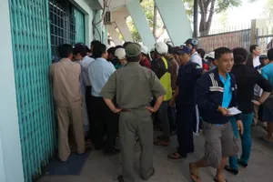 Dân Long An chen nhau mua vé xem trận ĐTLA và HAGL