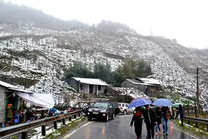 Kẹt xe kéo dài do tuyết rơi ở Sa Pa