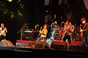 Giới trẻ Hà Nội vượt mưa rét đi xem bão Rock