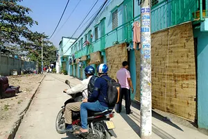 Cột điện nằm giữa đường, gây tai nạn