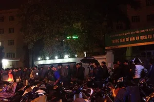 Người Hà Nội đội mưa rét, xếp hàng mua vắc xin 5 trong 1