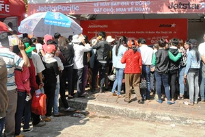 Xếp hàng nhận vé máy bay 0 đồng tại Lễ hội Cà phê Buôn Ma Thuột