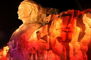 Chiêm ngưỡng Tượng đài Mẹ Việt Nam Anh hùng lớn nhất nước 