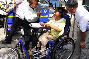 Tặng xe lăn cho bệnh nhân nghèo