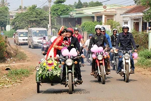 Độc đáo rước dâu bằng dàn 'siêu xe' Minsk cổ