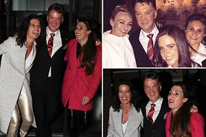 HLV Van Gaal chụp ảnh mừng chiến thắng cùng cầu thủ… Man City