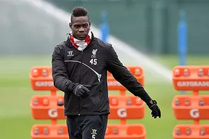 Hài hước: CĐV ‘đua nhau’ bầu Balotelli là cầu thủ xuất sắc nhất Liverpool