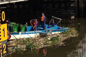 Người dân khổ sở vì kênh Nhiêu Lộc nồng nặc mùi thối