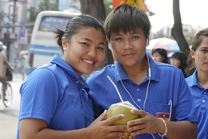 Tuyển nữ Lào uống nước dừa, tung tăng giữa phố Sài Gòn