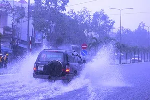 Mưa lớn, nhiều tuyến phố ở Cần Thơ ngập nặng