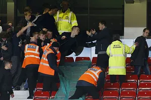 CĐV “tẩn nhau” trong ngày M.U hạ gục Man City 4-0