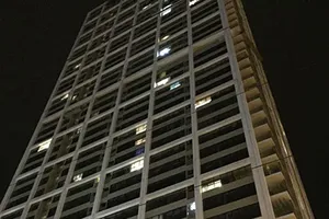 Chập điện, nổ lớn trong cơn giông, người đi đường hoảng loạn