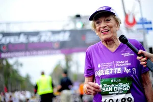 Cụ bà 92 tuổi hoàn thành đường đua marathon dài... 41,8 km