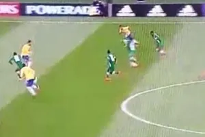 Pha kiến tạo Rabona kinh điển giúp đồng đội ghi bàn