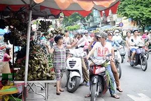 Chùm ảnh: Tết Đoan Ngọ đi chợ mua gì?