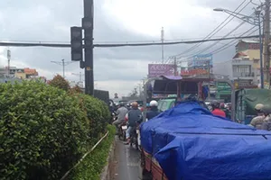 Đường tắc vì mưa lớn, đèn giao thông không hoạt động