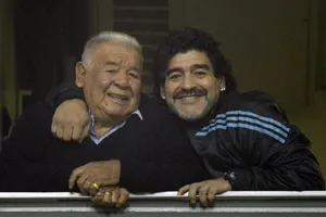 Bố của huyền thoại Maradona qua đời