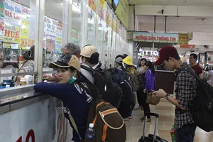 Kết thúc môn thi cuối, phụ huynh và thí sinh lũ lượt rời Sài Gòn trong đêm