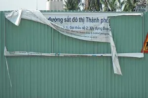 Đã gỡ tấm bảng rách te tua