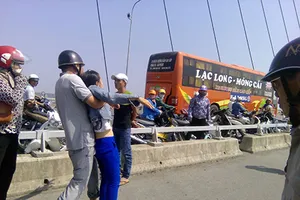 Bố chồng mất tích vì cứu con dâu nhảy cầu tự tử