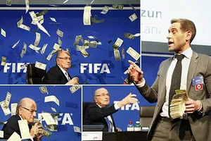 Hài hước: Sepp Blatter bị ném cả xấp đôla ‘âm phủ’ vào mặt