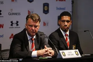 Louis Van Gaal xin lỗi Smalling vì… nói hớ
