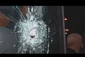 Xe bus đội Hertha Berlin bị người lạ tấn công bằng súng