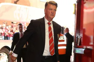 Van Gaal xác nhận M.U vẫn đang tìm một trung vệ