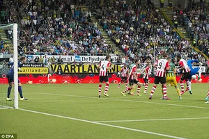 Thủ môn ghi bàn không tưởng bằng pha đánh gót ngoạn mục