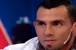 Carlos Tevez và câu chuyện tình bạn cảm động khiến MC cũng phải khóc