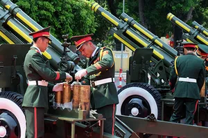 Ngắm giàn đại bác mừng Quốc khánh trước giờ khai hỏa
