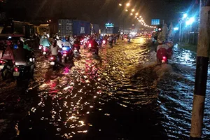 Mưa lớn kéo dài, cầu Rạch Chiếc ngập nặng