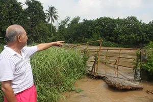 Mưa lớn nước cuốn sập cầu, hàng trăm người dân bị cô lập