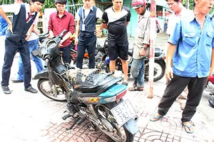 Xe máy phát hỏa giữa đường