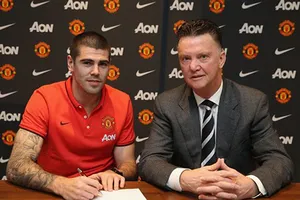 Van Gaal lại 'đì' Valdes: Cách ly khỏi đội 1 M.U