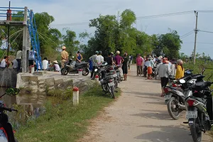 Phát hiện thi thể một bé trai nổi trên kênh