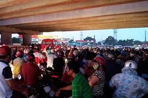 Người dân trú mưa, giao thông ùn tắc