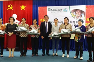 Tặng 1.000 phần quà dành cho phụ nữ gặp khó khăn