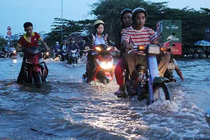 Triều cường, người Sài Gòn bì bõm lội nước