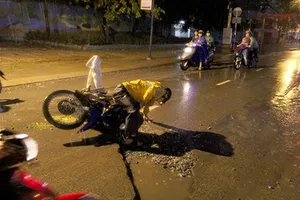 Nhiều người dân té ngã vì sụp đường cống đang thi công