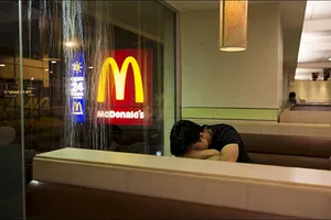 Những người 'ngủ bụi McDo'