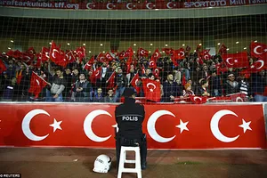 CĐV Thổ Nhĩ Kỳ la ó trong phút mặc niệm nạn nhân khủng bố Paris