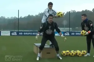 Video bài tập phản xạ có một không hai của thủ môn